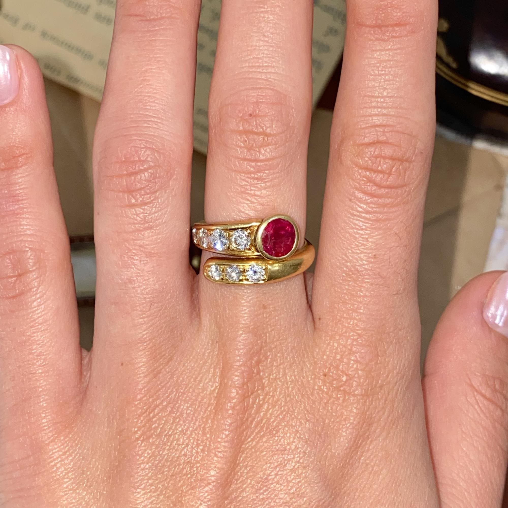 Anello in oro 18kt con rubino e diamanti