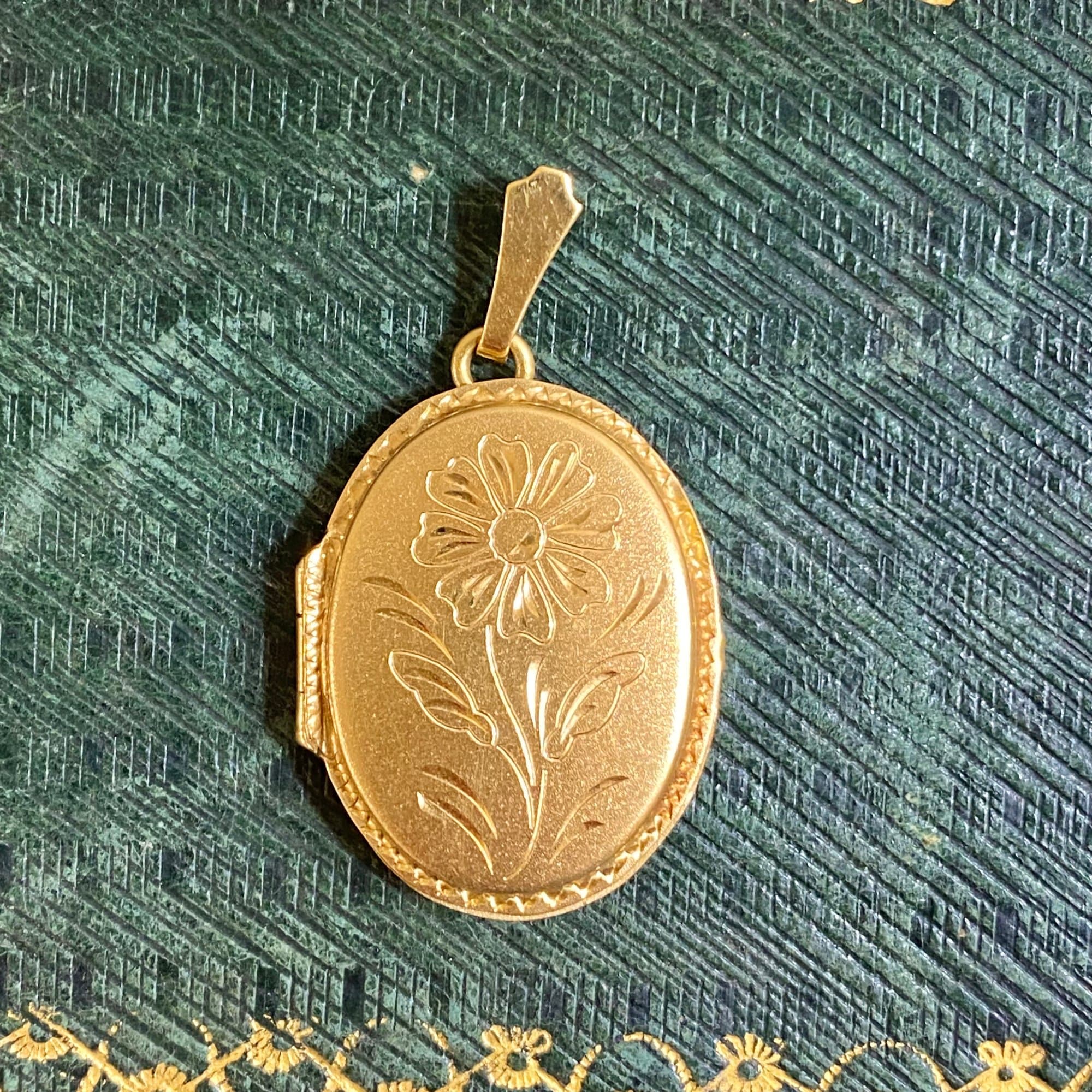 Raro ciondolo vintage porta foto in oro 18kt con incisioni floreali